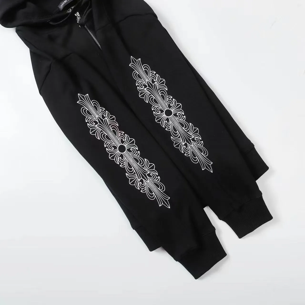 Q34—P230 -Chrome Hearts/Chrome Hearts printed zipper sweatshirt cardigan jacket -420 grams of high-density, high-quality wool, soft, delicate and skin-friendly, soft and silky to the touch, warm and skin-friendly -The hardware zipper accessories are all customized and full of details -Colour: black -Size: S M L XL
